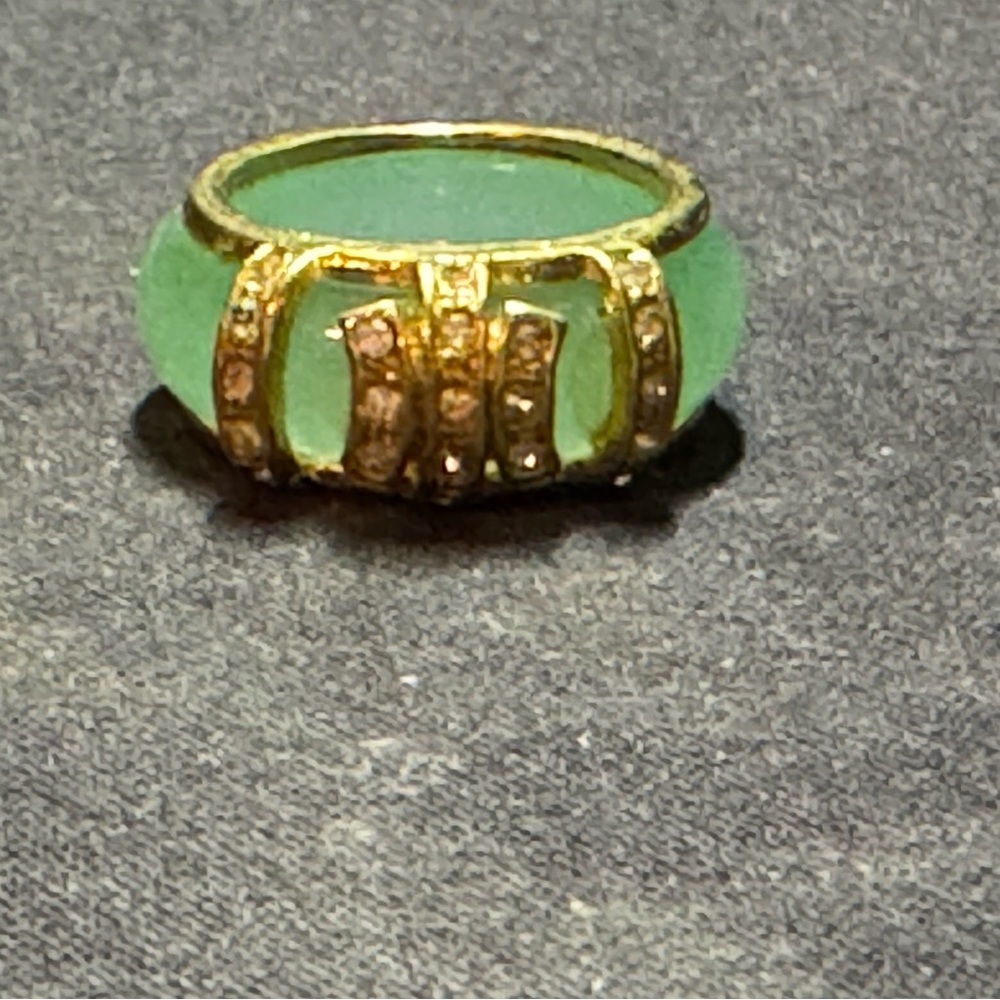 Elegant Jade and Gold Women's Ring